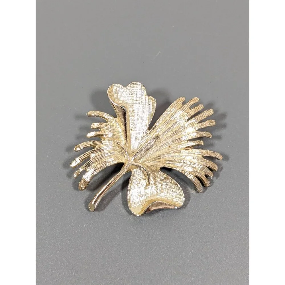 Vintage ORNK Hibiscus Flower‎ Gold Tone Brooch Pin